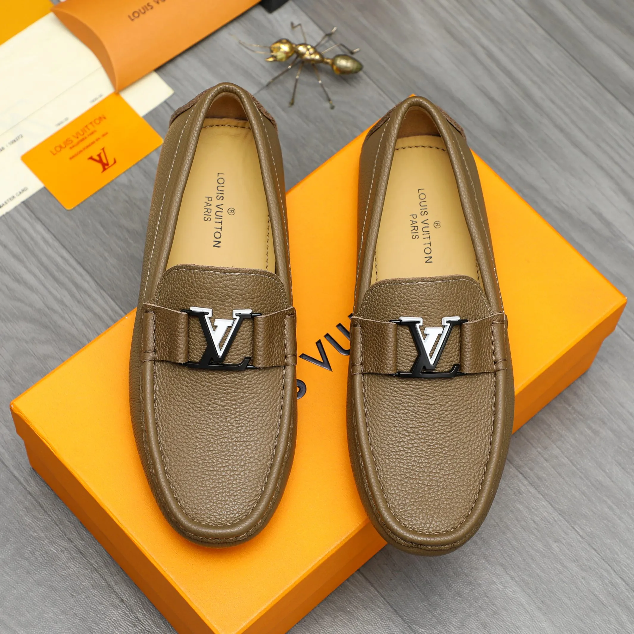 Men's shoes 💰420 Product trademark: LV "Louis Vuitton" casual slip-on shoes Regular size: 38-46 (45.46 custom-made, non-returnable) Product materials: Selected pebbled cowhide upper, sheepskin lining, original rubber outsole